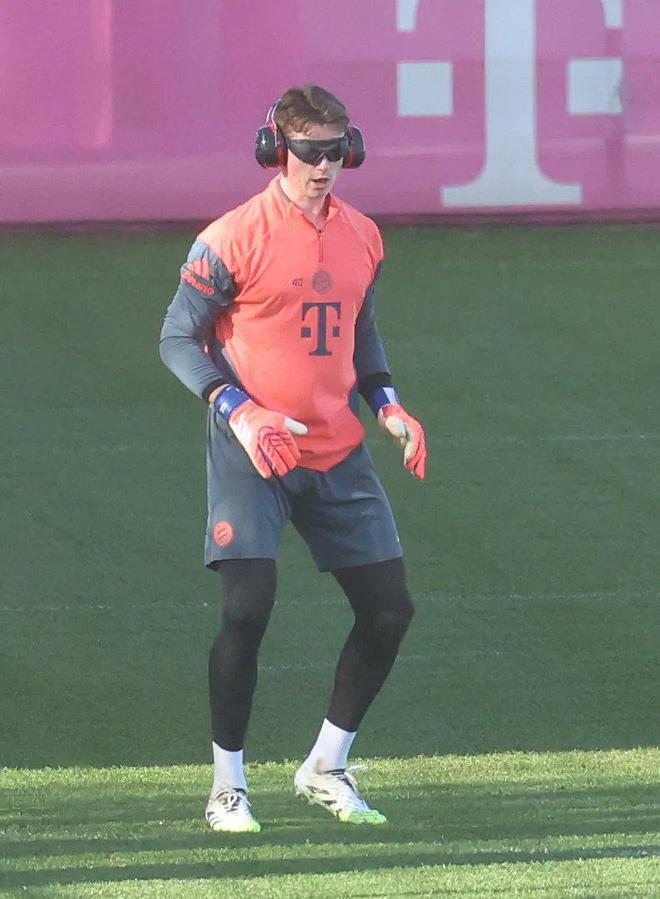 特制眼睛与耳罩训练为了提高专注力ky开元棋牌图片报:乌尔比希佩戴(图2) 特制眼睛与耳罩训练为了提高专注力ky开元棋牌图片报:乌尔比希佩戴(图2)